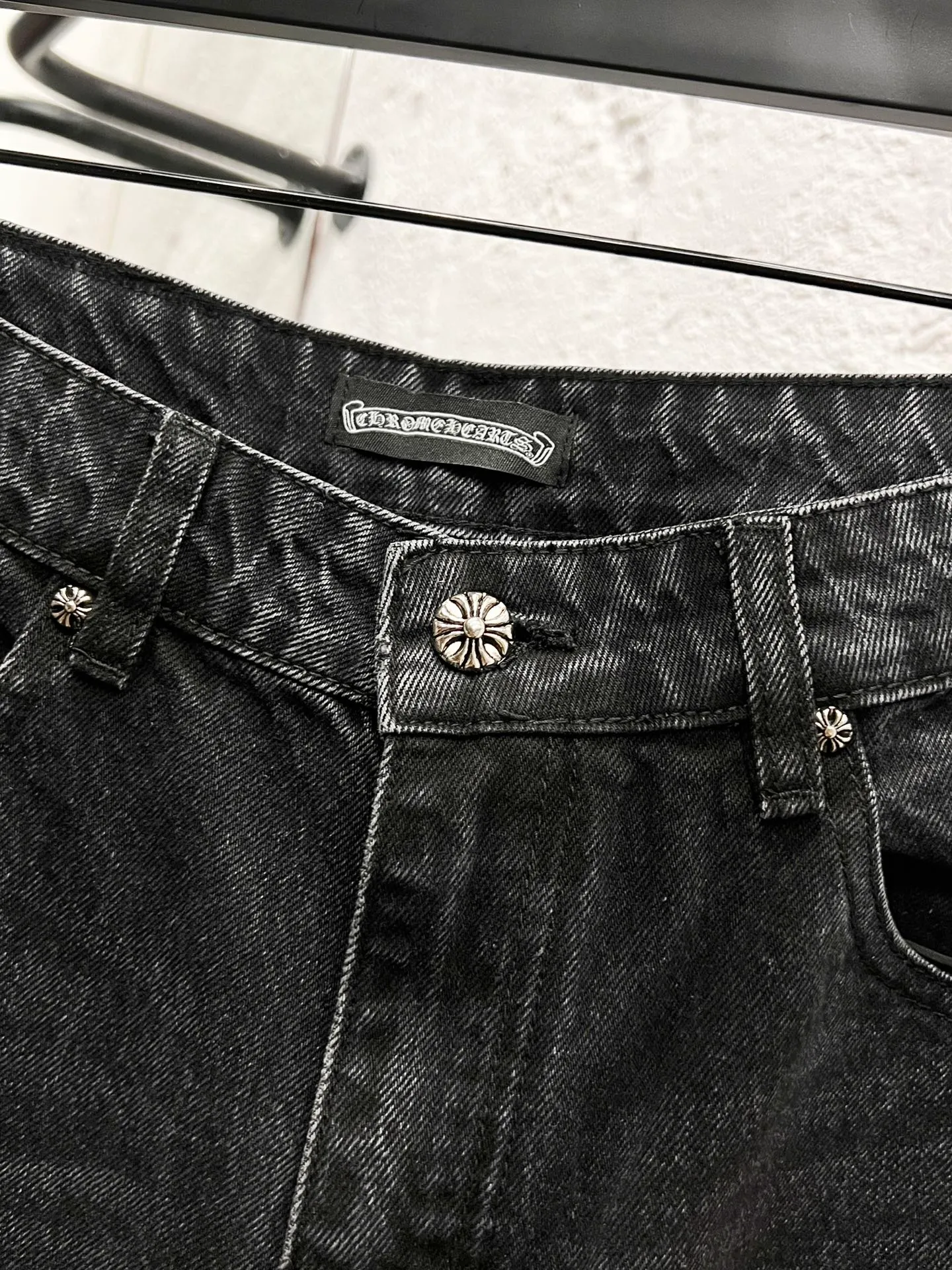 P250 model number: H930 Chrome hearts & Chrome hearts 25ss pink and black leather black trousers cross patch leather jeans CH Chrome hearts double knee cross patch leather bo1 version logging pants straight work pants B136 Chrome hearts cross Sanskrit overalls Price 24W level, patch cross flower embellishment, high waist washed jeans! ! Absolutely high-end luxury products, 1.9W level god-level single products, super popular products, made by top heavy industry, not to be missed. About Zangyin, this is an extremely luxurious fashion brand, which can also be called the nobles of the high street. It has always been an exclusive brand of some hipsters or rich second generation. Compared with ordinary high streets, it is more luxurious and noble. Compared with luxury brands, it has a more fashionable personality and has always been a brand that I have a special liking for. Imported yarn is custom-woven into a high-density twill canvas, which ensures a crisp shape while also making the fabric feel very delicate. It follows the B01 classic shape, with a crisp and stylish upper body. The ready-made garments are stone-ground and fermented, so they can be matched with any style. Buttons and zinc-brushing are washed with genuine YKK retro metal products. Double-layered canvas on the front. Perfect details. All hardware is perfect. Size: 30-32-34-36 Color: pink and black leather and black pants